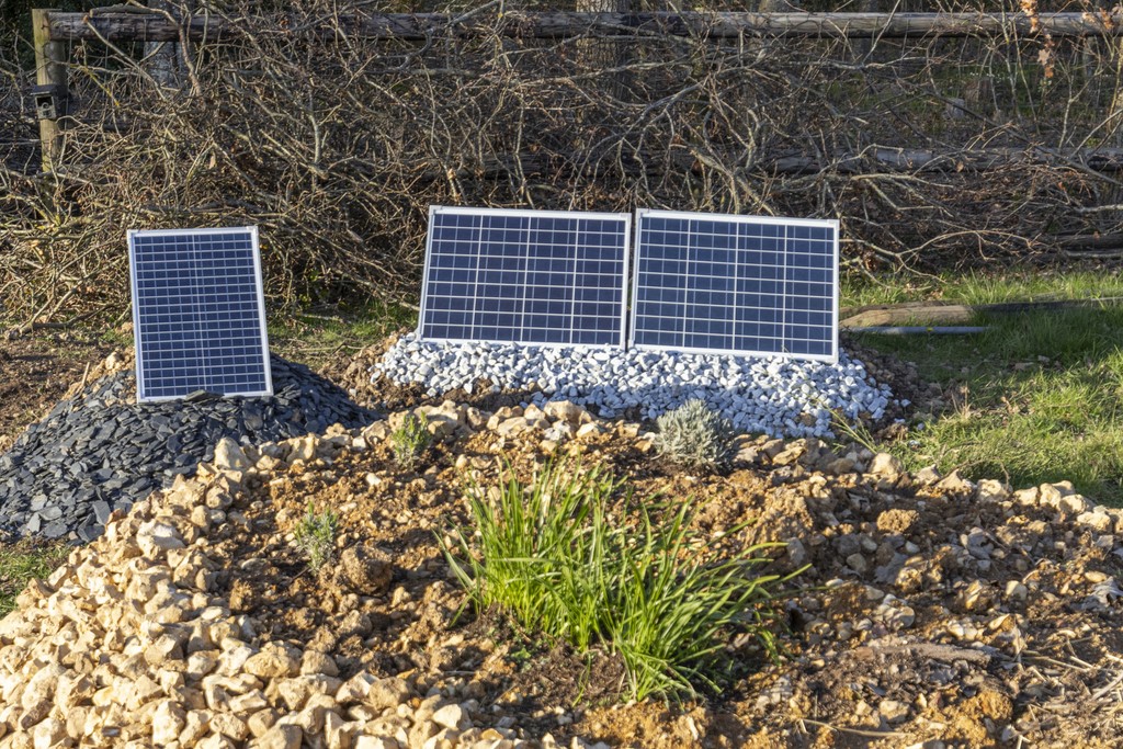 panneaux solaires pour alimenter une pompe de bassin Ivan Le Roux photographie