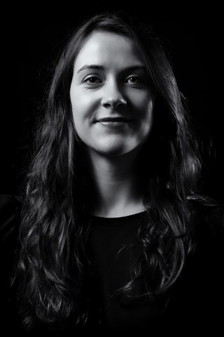 Portrait Studio Alexandra sur fond noir