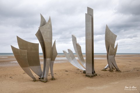 "Les Braves" Œuvre du Sculpteur Anilore Banon à Saint-Laurent-sur-Mer (Omaha Beach)  - 2022 - Ivan le Roux photographie