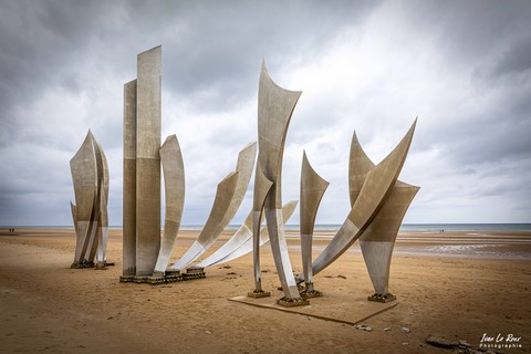 "Les Braves" Œuvre du Sculpteur Anilore Banon à Saint-Laurent-sur-Mer (Omaha Beach)  - 2022