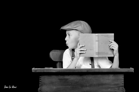 portrait noir et blanc écolier avec casquette  - 2021 - Ivan Le Roux photographe