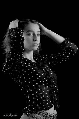 Portrait Studio noir et blanc sur fond noir Marie-Lou - 2020